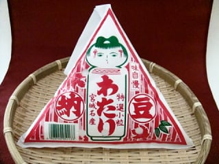 三角経木納豆のパッケージ
