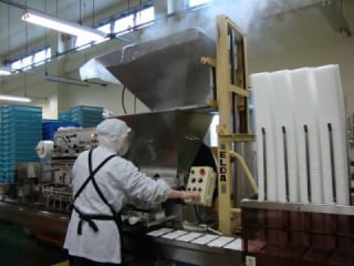納豆製造工程　盛込み機
